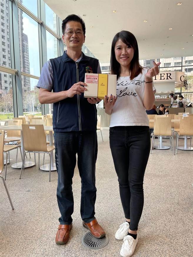 台中市警察局第六分局在國際婦女節前夕，為女性員工，規畫有「藝」思的時光。（民眾提供／盧金足台中傳真）