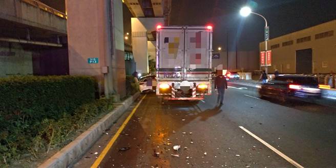 莽男酒驾后深夜狂飙　超车不成反遭联结车夹困右脚骨折(翻摄照片／戴上容新北传真)