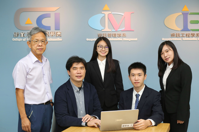 静宜资管系授课教师也积极瞭解业界现况，并考取原厂证照，以帮助学生在专业训练中拥有优势，这是静宜与其他学校很大的差异！（静宜大学提供）