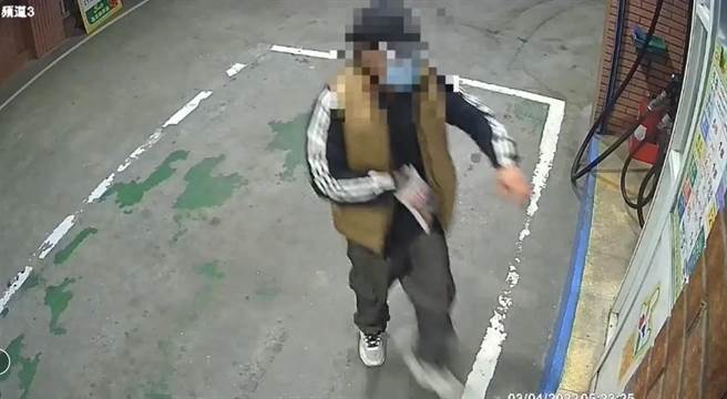加油站監視錄影，趙男走向加油島，取走現金3千多元逃逸。（警方提供／王志偉花蓮傳真）