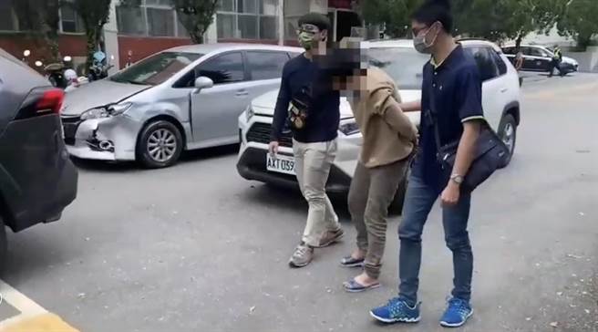 涉嫌搶奪加油站，埋伏員警現身，男子駕車追撞警車，隨即被制伏。（警方提供／王志偉花蓮傳真）