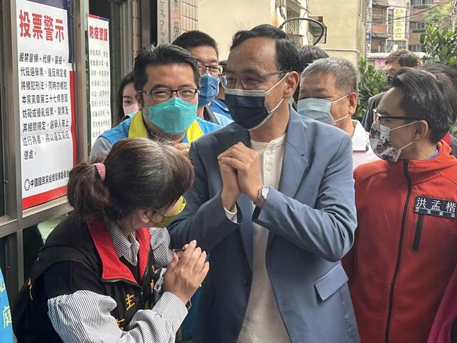 國民黨主席朱立倫上午至新北市黨部投票。（王揚傑攝）