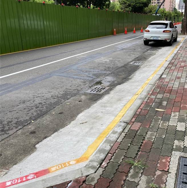 高市交通局和捷運局檢討大順路段道路剩餘空間，於每街廓增設黃線型臨停彎，提供用路人臨停上下客、裝卸貨使用。（高市交通局提供／石秀華高雄傳真）