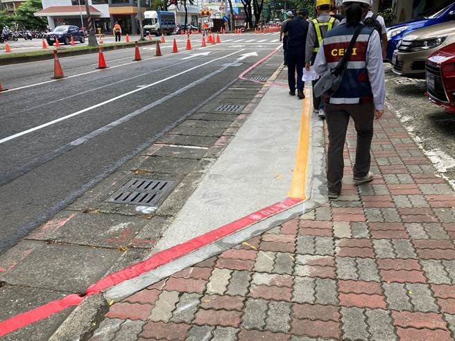 交通局縮減大順路的人行道，增設停車空間。（翻攝照片／石秀華高雄傳真）