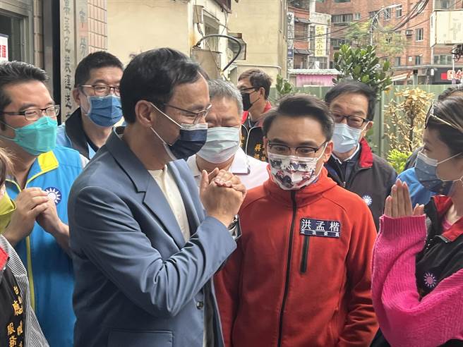 國民黨主席朱立倫上午至新北市黨部投票。（王揚傑攝）