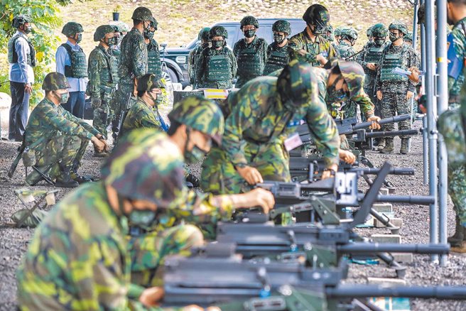 蔡英文总统于109年视导后备教召员训练实况。（总统府资料照片）