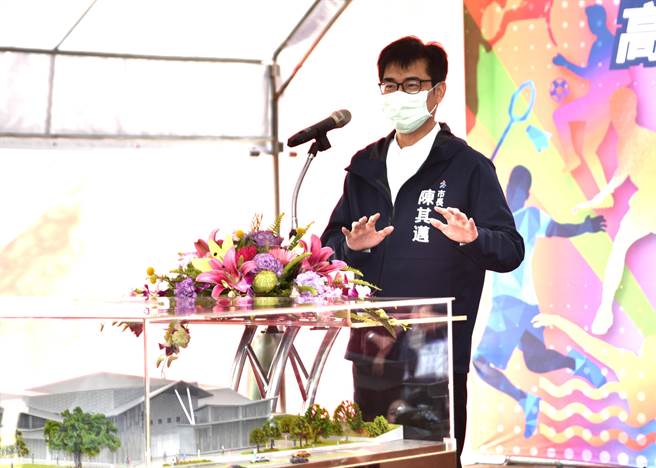 高雄市長陳其邁（右二）5日出席岡山區建運動中心完工模型揭幕儀式，他期許岡山區未來可以更加繁榮。（林瑞益攝）