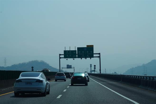 许多民眾选择开车前往南投山区避难，但行经国6往埔里方向，迎接他们的不是广阔的山岚，而是被一层厚厚雾霾包围的山景。(吴建辉摄)