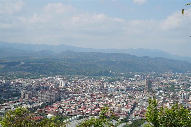 　中部空气品质「红通通」，中彰投首长均要求中火降载，但因兴达电厂意外让中火７部机组火力全开，造成中部空气品质达到红害等级。(吴建辉摄)