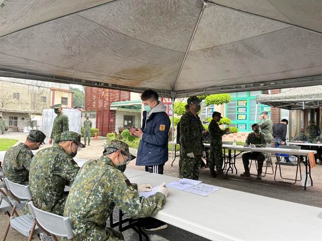 不少教召員拎著大包小包趕赴學校進行快篩及報到登記。（陳夢茹攝）