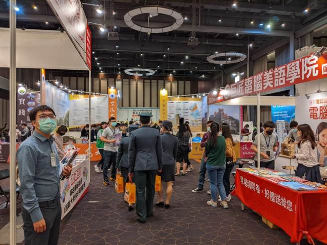「2022大学暨技职校院多元入学博览会」高雄场开幕。（曹明正摄）