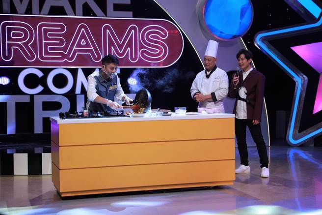 荒山亮邊唱歌邊做料裡。（民視提供）