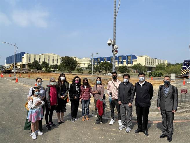 交通部長王國材（右3）、台鐵局長杜微（右2）與太魯閣號事故罹難者家屬代表，前往富岡會勘事故車輛的暫置處所。（交通部提供／陳祐誠傳真）