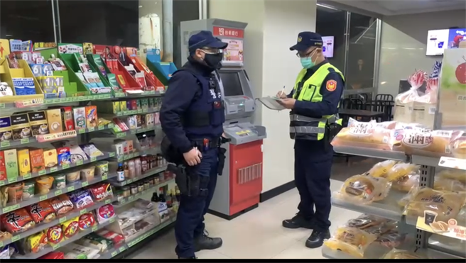 警方表示，從案發開始到警方到場雙方才分開，梁男受到重擊痛到幾乎癱在櫃檯。（民眾提供）