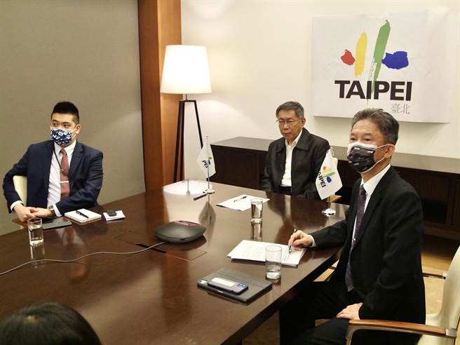 台北市长柯文哲（中）参与自由城市联盟城市首长开会，研商因应难民问题。（北市府提供）