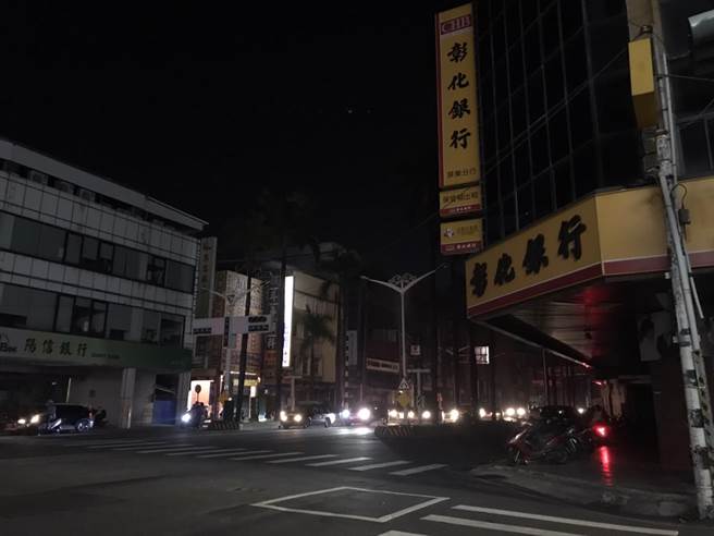 0303全台大停电造成民眾损失惨重，高雄市长陈其迈怒批台电犯低级错误。（谢佳潾摄）