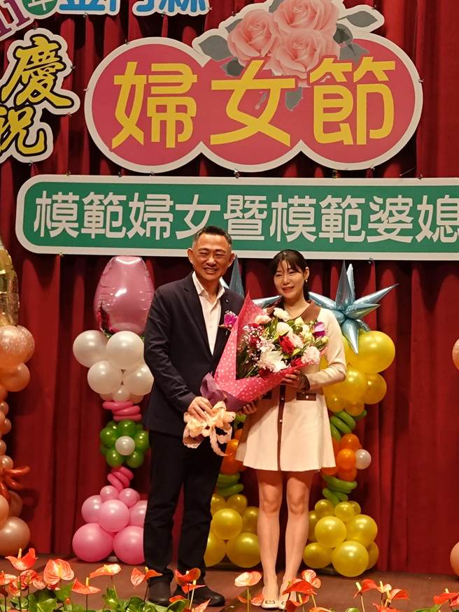 金门县长杨镇浯献花给另一半张娅玲，感谢她长年的支持和辛劳。（金门县府社会处提供）