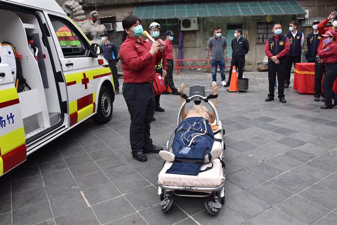 竹南龙凤宫捐赠新救护车，设备有最新的第3代自动心肺復甦机及12导程心电图。（谢明俊摄）