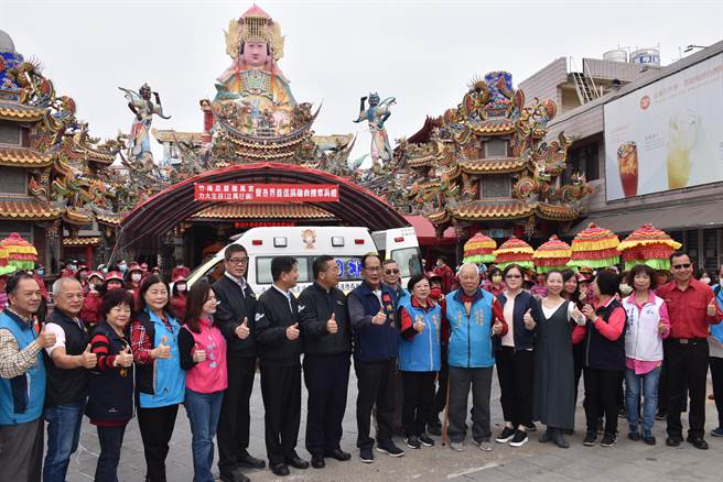 竹南龙凤宫发动力大生技等信眾捐赠最新救护车。（谢明俊摄）