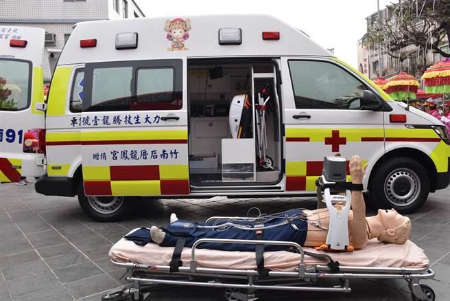竹南龙凤宫捐赠的新救护车，车体贴有全苗栗县首度引进的巴腾堡格纹反光标识。（谢明俊摄）