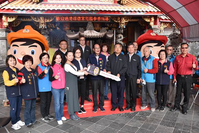 竹南龙凤宫发动力大生技等信眾捐赠最新救护车，由立委陈超明代表捐赠。（谢明俊摄）