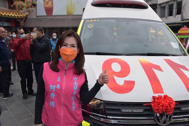 竹南镇代会主席何秀绵感谢龙凤宫等捐赠的最新救护车。（谢明俊摄）