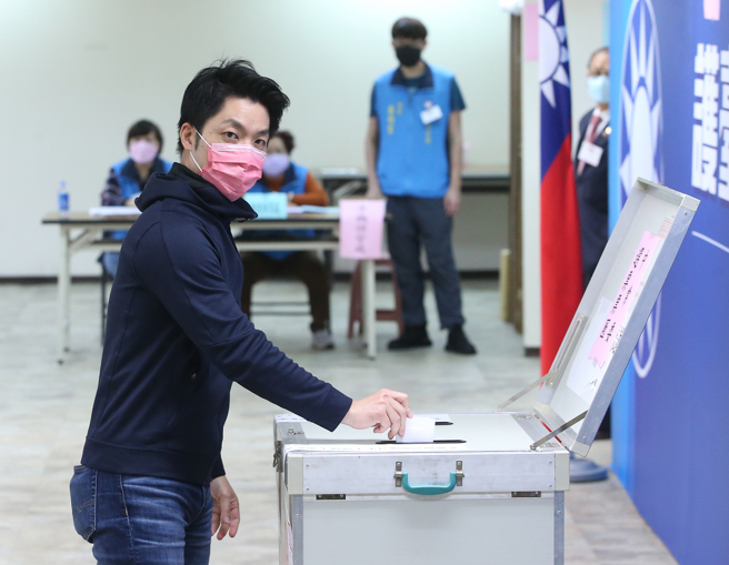 国民党5日举行第21届第1任中常委选举投票，立委蒋万安（前）前往中央党部投票。（赵双杰摄）