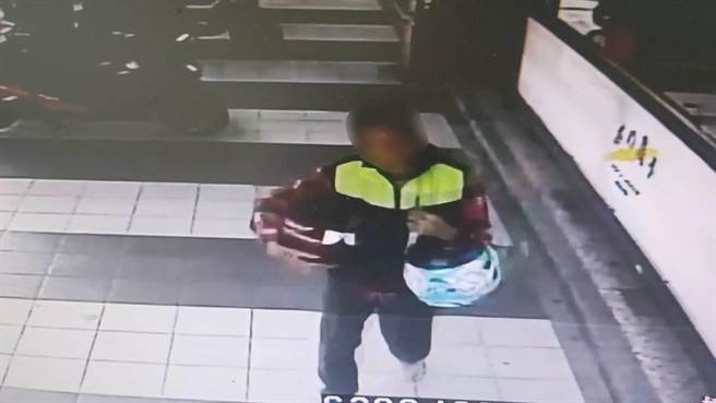 警方查獲徐嫌專偷取機車安全帽。（讀者提供／程炳璋台南傳真）