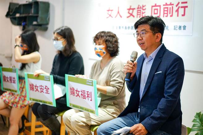 宜蘭市政顧問游國連（右一）今天發表婦女政見，強調擔任宜蘭市長後會督促公所員工執行。（李忠一攝）