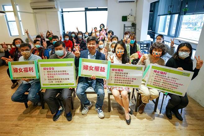 游國連（前排左三）今天發表婦女政見，包括婦女權利、婦女安全、婦女福利等3大項，盼能獲得市民的認同與支持。（李忠一攝）