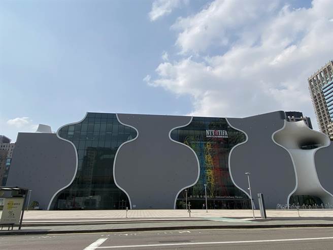 台中市環保局空品監測全市16個監測站，15個都由紅燈轉為「普通」的黃燈，霧茫茫情況改善，太陽也露臉了。 （盧金足攝）