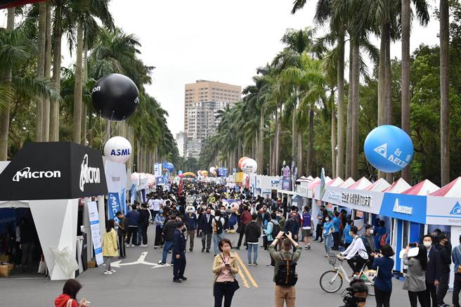 台大校园博览会吸引312家企业前往设摊。(台大提供／李侑珊台北传真)