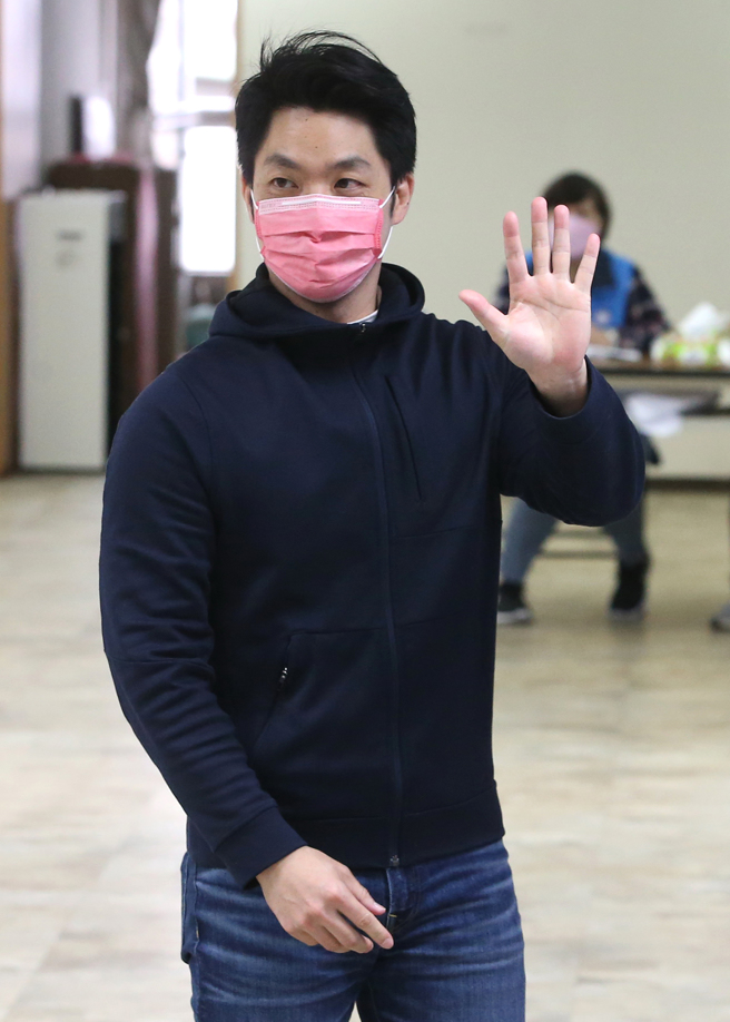 國民黨5日舉行第21屆第1任中常委選舉投票，立委蔣萬安（前）前往黨中央投票並向守候媒體致意。（趙雙傑攝）