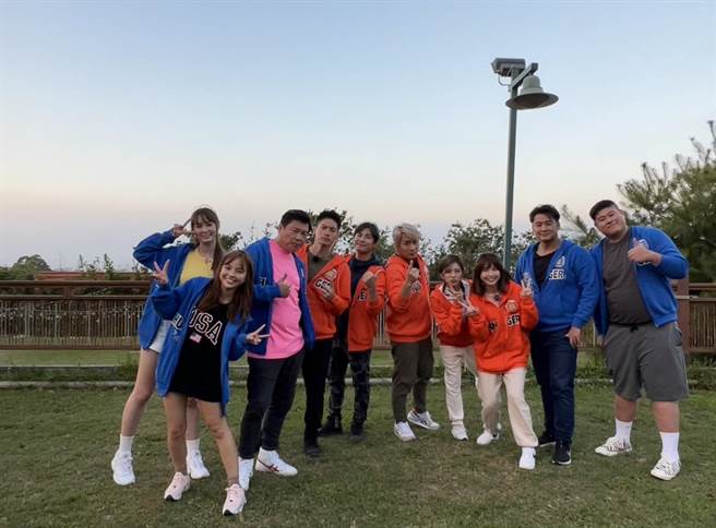 曾国城（左三）久违再登中视《飢饿游戏》。（中视提供）·