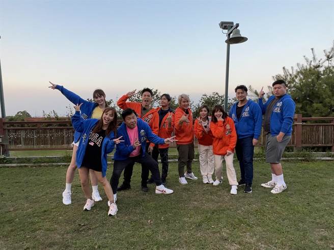 短今（左起）、徐凯希、曾国城、许孟哲、孙协志、王仁甫、「豆花妹」蔡黄汝、峮峮、张天霖、吕世伟一起闯关玩游戏。（中视提供）