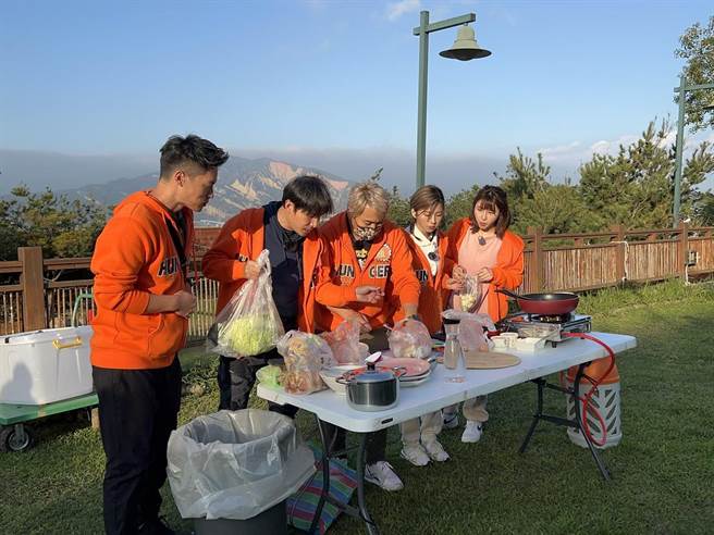 「城城队」与主持群「飢饿战队」料理对决。（中视提供）