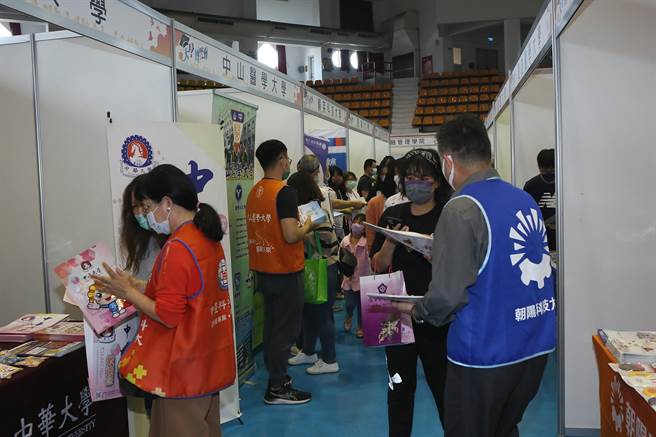 嘉義市2022大學博覽會今登場，現場湧進不少學生實地了解各校系的特色和未來就業取向。（嘉義市政府提供∕呂妍庭嘉義傳真）