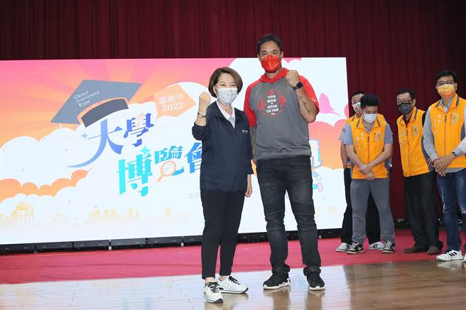 市府更請來職棒明星「大師兄」林智勝（右）現身說法，鼓勵學子找到自我興趣，為自我人生揮出漂亮一擊。