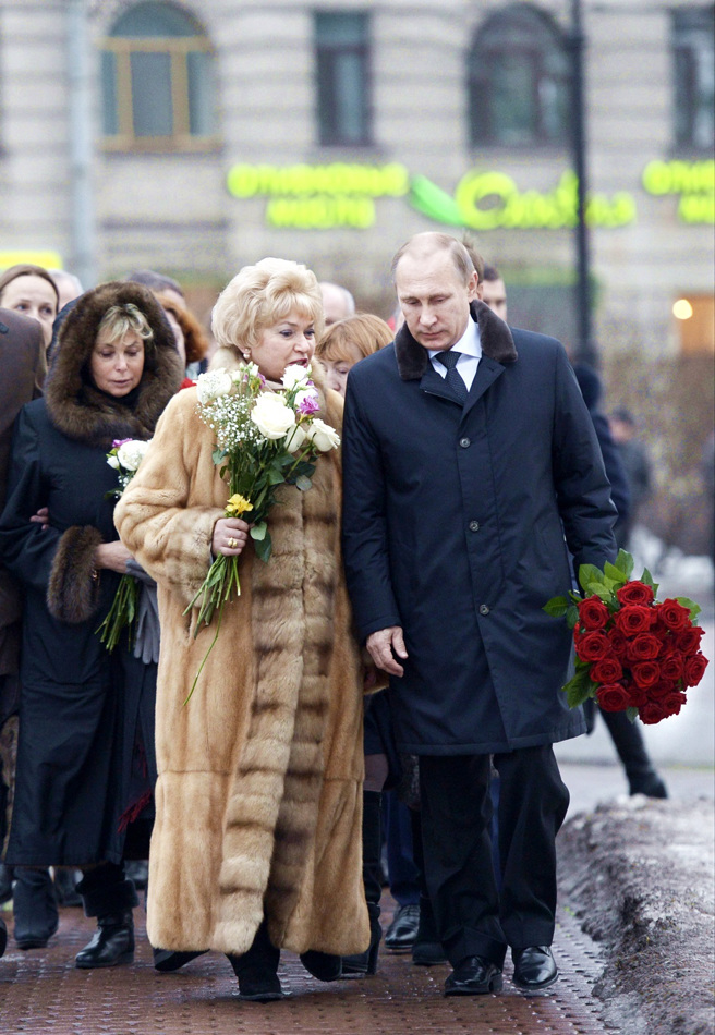 俄羅斯女議員娜魯索娃（Lyudmila Narusova）是已故蘇聯政治人物蘇布查克（Anatoly Sobchak）的遺孀，蘇布查克是普丁的導師。圖為2015年2月的資料照，普丁專注聆聽娜魯索娃說話。（資料照／美聯社）