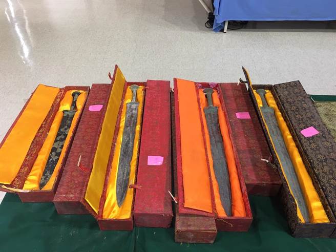 窃贼窃得近百件古董，警方全数追回。（警方提供）