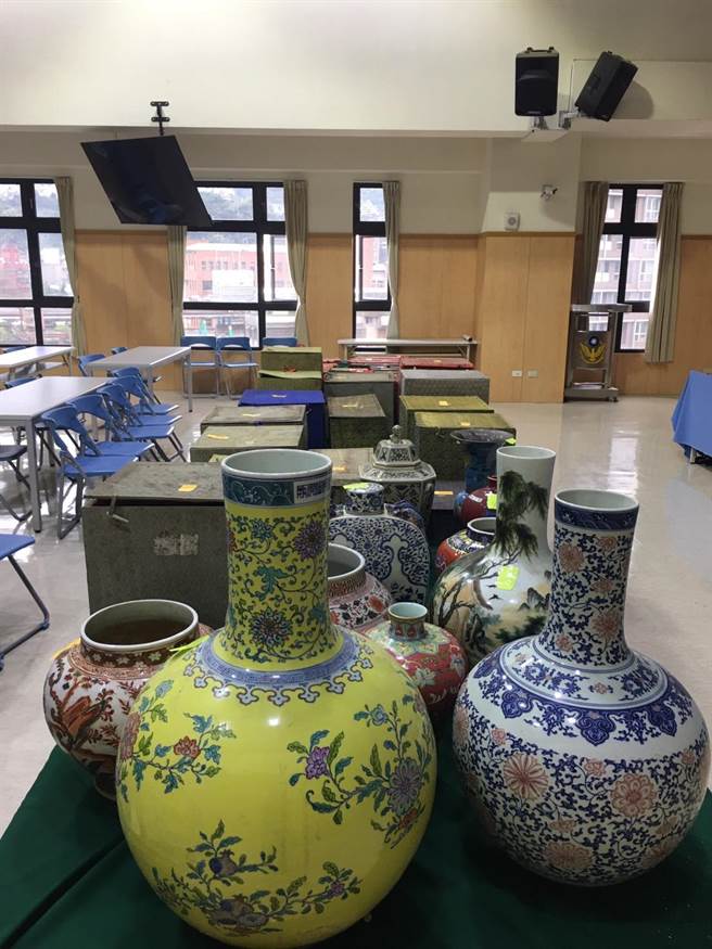 窃贼窃得近百件古董，警方全数追回。（警方提供）