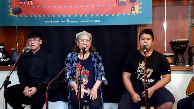 由台灣好基金會鐵花村音樂聚落舉辦的「第3屆金曲培訓班」，學員們5日在鐵花村發表自創曲。（蔡旻妤攝）