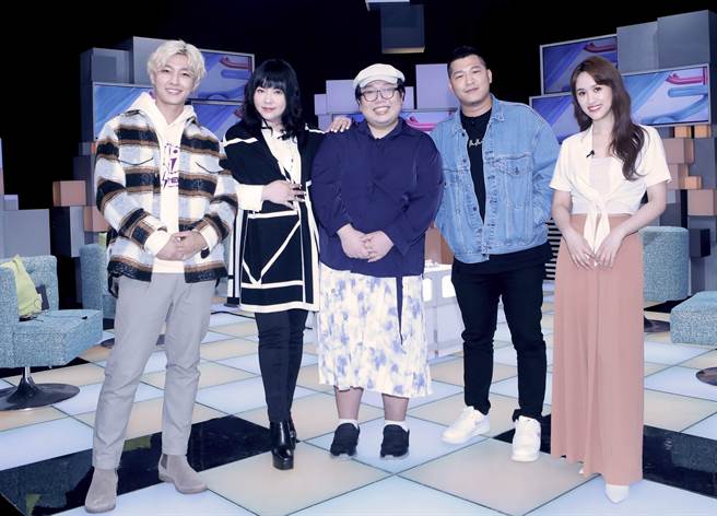 网红「娘娘」（中）、草爷（右2）上炎亚纶、唐绮阳、吴姗儒（左1、2，右1）主持公视《36题爱上你》。（公视提供）