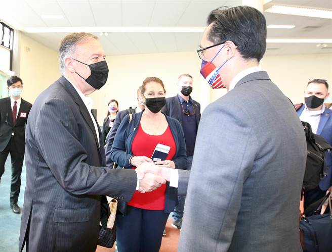 美国前国务卿蓬佩奥（Mike Pompeo，左）与夫人苏珊（Susan Pompeo，中）5日搭机离台，外交部北美司长徐佑典（右）在桃园机场国宾门送机。（范扬光摄）