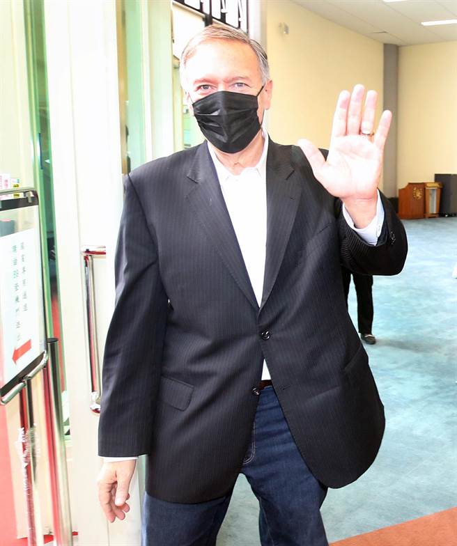 蓬佩奥登机前向媒体挥手致意。（范扬光摄）