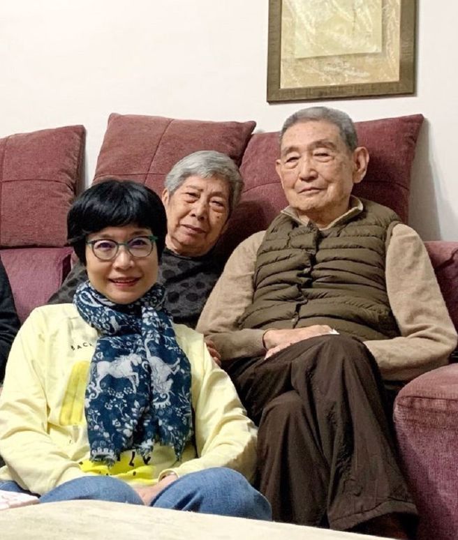 张曼娟独力照顾年迈双亲，对老去有深刻体悟，她期待有意思的老年生活。(图 / 张曼娟、康健杂志提供）