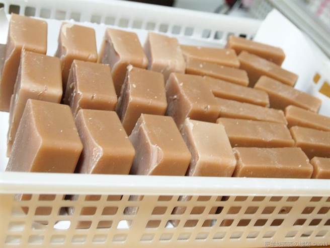 台中市环保局回收废食用油制成手工皂。（台中市府提供／卢金足台中传真）