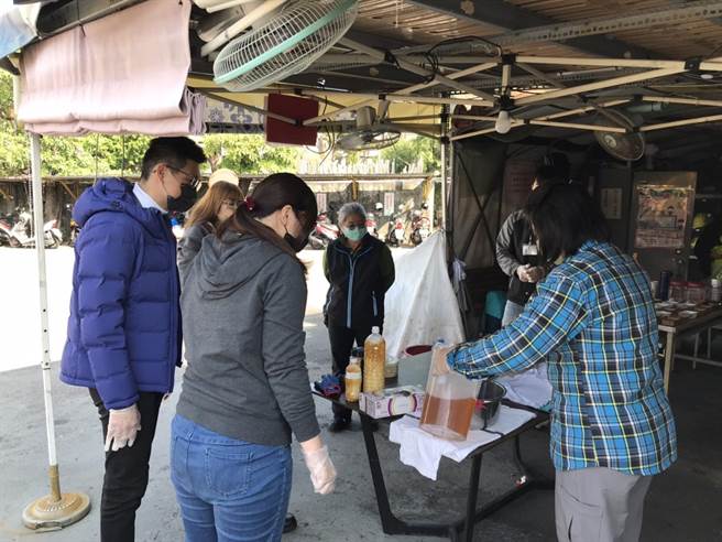 台中市环保局回收废食用油制成手工皂供民眾兑换，甚至提供国外业者制成生质能源，赋予废食用油新生命，有效达到循环经济的目的。（台中市府提供／卢金足台中传真）