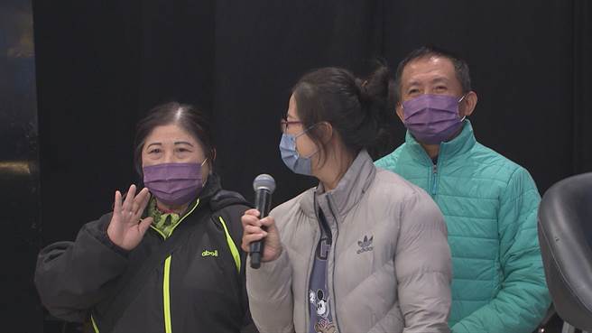 詹伯充的阿嬤（左）說是胡瓜的忠實粉絲。（民視提供）