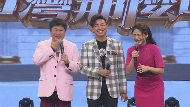 胡瓜、白家綺聽到素人選手詹伯充的阿嬤說的話，笑到不行。（民視提供）